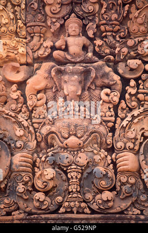 Die Schnitzerei von Kala - ein Fabelwesen aus dem Khmer Hindu-Kult von Shiva in Banteay Srei - einem kambodischen Tempel aus dem 10. Jahrhundert in Angkor, Kambodscha Stockfoto