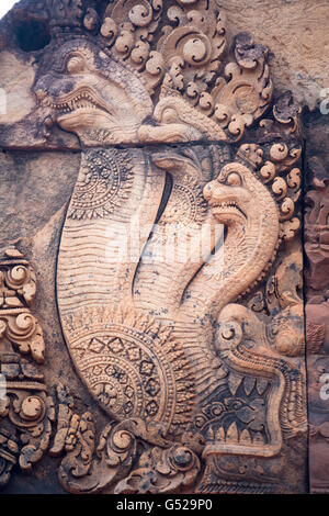 Naga Schlangenschnitzereien auf einem Flachrelief in Banteay Srei - einem kambodischen Tempel aus dem 10. Jahrhundert, der dem hindu-gott Shiva in Angkor, Kambodscha, gewidmet ist Stockfoto