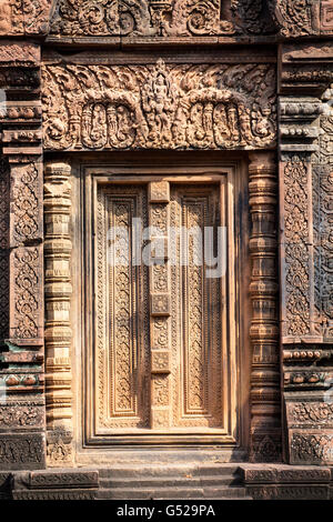 Detail einer falschen Tür auf einem Bibliotheksgebäude in Banteay Srei - einem kambodischen Tempel aus dem 10. Jahrhundert, der dem hindu-gott Shiva in Angkor, Kambodscha gewidmet ist Stockfoto