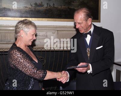 Die Benjamin Franklin Medaille 2000 wird Dame Judi Dench von der Präsidentin der Royal Society for the Enmutigung of Arts, Manufactures and Commerce, dem Duke of Edinburgh, für ihren transatlantischen Beitrag zu den darstellenden Künsten in London verliehen. Stockfoto