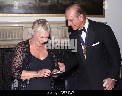 Die Benjamin Franklin Medaille 2000 wird Dame Judi Dench von der Präsidentin der Royal Society for the Enmutigung of Arts, Manufactures and Commerce, dem Duke of Edinburgh, für ihren transatlantischen Beitrag zu den darstellenden Künsten in London verliehen. Stockfoto