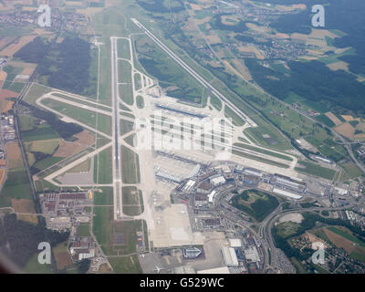 Schweiz, Zürich, Kloten, den Flughafen Zürich aus der Luft, Schweiz Stockfoto