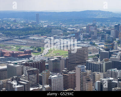 Gauteng, Südafrika, Johannesburg, auf der Aussichtsplattform des Carlton Center (Hochhaus mit 223 Meter hoch) Blick auf das Nelson-Mandela-Brücke Stockfoto