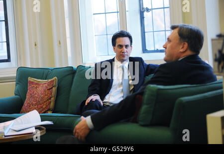 Labour-Chef Ed Miliband spricht mit seinem Schattenkanzler Ed Balls (rechts) in seinem Büro im Unterhaus am Vorabend des morgigen Budgets. Stockfoto