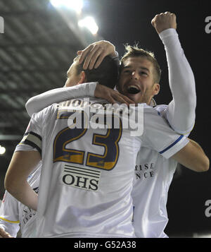 Robert Snodgrass von Leeds United (links) feiert mit Adam Clayton, nachdem er beim npower Championship-Spiel in der Elland Road, Leeds, das erste Tor seiner Seite erzielte. Stockfoto