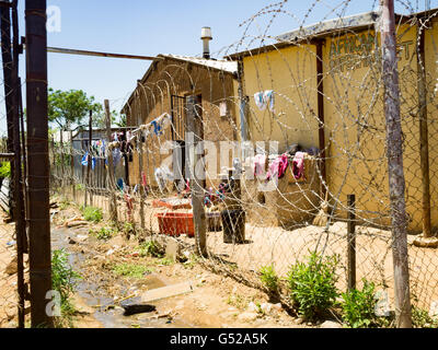 Südafrika, Gauteng, Soweto, Stacheldrahtzaun vor einem Einfamilienhaus in Soweto, Leben auf der Straße Stockfoto