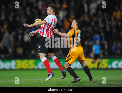 James Chester von Hull City (rechts) und Rickie Lambert von Southampton Für den Ball Stockfoto