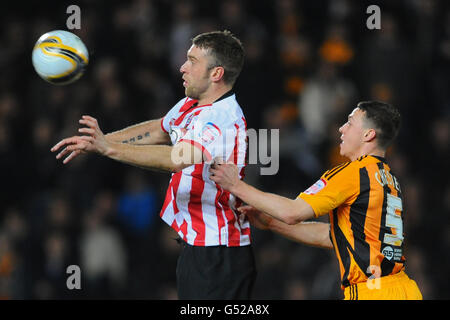 James Chester von Hull City (rechts) und Rickie Lambert von Southampton Für den Ball Stockfoto