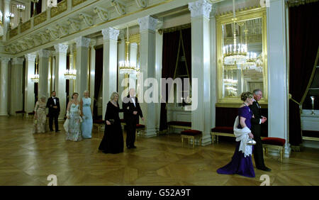 Der Prinz von Wales (ganz rechts), begleitet von Königin Sonja von Norwegen, besucht ein offizielles Abendessen im Königspalast in Oslo, Norwegen, mit der Herzogin von Cornwall und König Harald von Norwegen, gefolgt von Prinzessin Martha-Louise Kronprinzessin Mette-Marit von Norwegen, Prinzessin Astred von Norwegen, Und Kronprinz Haakon von Norwegen. Stockfoto