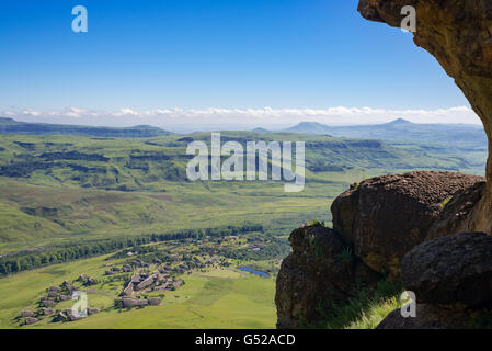 Südafrika, KwaZulu-Natal, Giants Castle Game Reserve, Trekking am Cathedral Peak in den Drakensbergen, Panoramablick von sagenhaften Resort Stockfoto