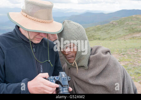 Lesotho, Mokhotlong, in der Nähe von Sani Pass, deutscher Tourist zeigt ein Mann Basotho Kamerabilder, Basotho, Bergvolk im südlichen Afrika Stockfoto