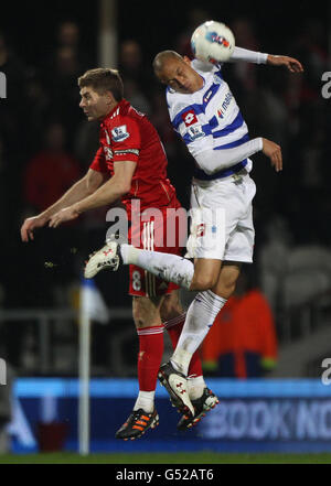 Bobby Zamora von Queens Park Rangers (rechts) gewinnt den Kopfball gegen Liverpools Steve Gerrard während des Spiels der Barclays Premier League in der Loftus Road, London. Stockfoto