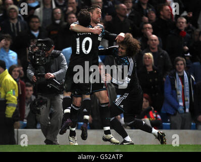 Chelsea's Gary Cahill (Mitte) feiert sein Eröffnungstreffer mit Juan Mata und David Luiz während des Barclays Premier League Spiels im Etihad Stadium, Manchester. Stockfoto