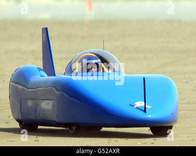 Der triumphale Don Wales kommt nach seiner Rekordfahrt auf Pendine Sands zurück. Er sagte, als er seinen eigenen britischen Rekord brach, "Marvellous". Der 39-Jährige aus Weybridge, Surrey, trank Champagner, als er seinen Platz in den Geschichtsbüchern feierte. * Don Wales ist der Enkel von Sir Malcolm Campbell und brach den britischen Landgeschwindigkeitsrekord für Elektrofahrzeuge mit einer Geschwindigkeit von 128 km/h. Zeitmesser Maßen die Geschwindigkeit über eine Meile. Er musste die Geschwindigkeit über eine Rückfahrt mit einer Meile und eine halbe Zulage auf beiden Seiten der Messstelle aufrecht erhalten. Stockfoto