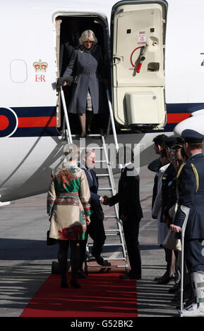 Der Prinz von Wales wird von Prinz Carl Philip von Schweden begrüßt, als die Herzogin von Cornwall die Stufe des Flugzeugs hinuntergeht, während das Paar im Rahmen der Feierlichkeiten zum Diamantenjubiläum der Königin auf dem Flughafen Arlanda in Stockholm, Schweden, ankommt. Stockfoto