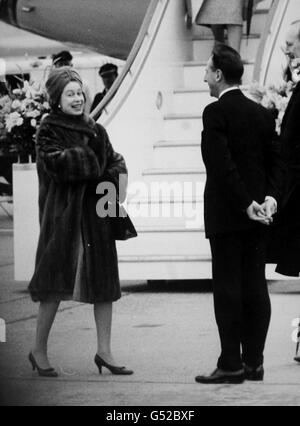 *Eingescannte Low-Res aus dem Druck, High-Res auf Anfrage* Königin Elizabeth II wird auf dem Flughafen Heathrow nach ihrer Rückkehr von Besuchen in Äthiopien und dem Sudan begrüßt. Stockfoto