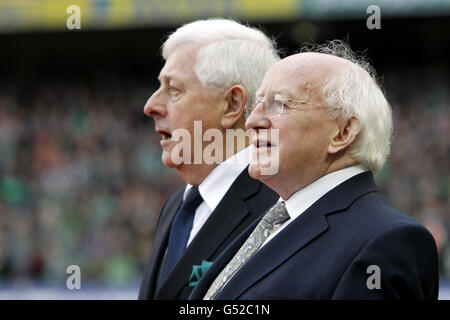 Irlands Präsident Michael D. Higgins (rechts) während der Nationalhymnen vor dem Anstoß Stockfoto