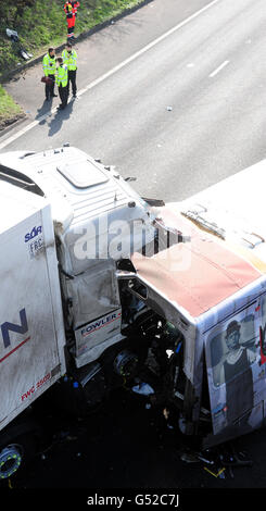 Rettungskräfte am Unfallort in der Nähe der Frankley Services auf der M5 in den West Midlands, an der ein Reisebus und ein Lastwagen beteiligt waren, bei dem eine Person getötet wurde. Stockfoto