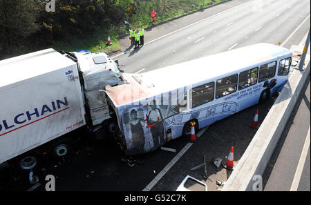 Rettungskräfte am Unfallort in der Nähe der Frankley Services auf der M5 in den West Midlands, an der ein Reisebus und ein Lastwagen beteiligt waren, bei dem eine Person getötet wurde. Stockfoto