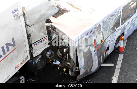 Die Szene eines Unfalls in der Nähe von Frankley Services auf der M5 in den West Midlands, an dem ein Reisebus und ein Lastwagen beteiligt waren, bei dem eine Person getötet wurde. Stockfoto