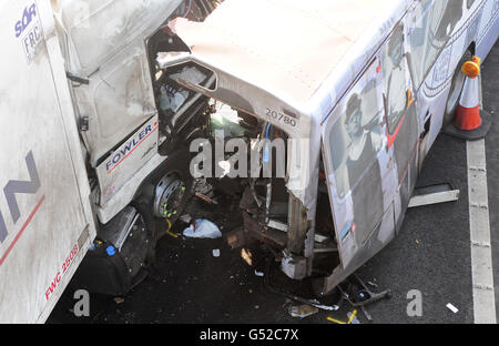 Die Szene eines Unfalls in der Nähe von Frankley Services auf der M5 in den West Midlands, an dem ein Reisebus und ein Lastwagen beteiligt waren, bei dem eine Person getötet wurde. Stockfoto