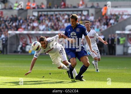 Everton's Phil Jagielka (rechts) und Swansea City's Danny Graham (links) Kampf um den Ball Stockfoto