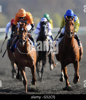 Premio Loco (links, orangefarbene Seide) von George Baker gewinnt das Blue Square Winter Derby während des Winter Derby Day auf der Lingfield Racecourse. Stockfoto