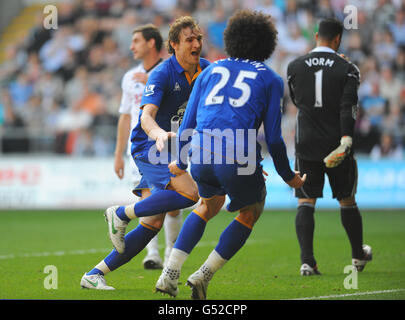 Fußball - Barclays Premier League - Swansea City / Everton - Liberty Stadium. Evertons Nikica Jelavic (links) feiert ihr zweites Tor Stockfoto