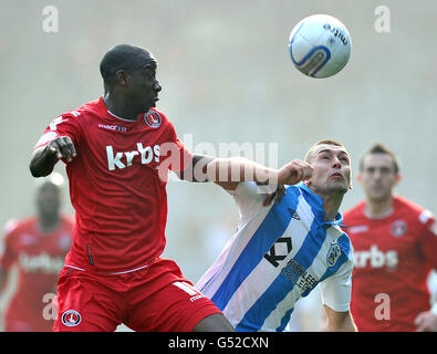 Charlton Athletic's Bradley Wright-Phillips und Huddersfield Town's Jack Hunt während des npower League One Matches im Galpharm Stadium, Huddersfield. Stockfoto