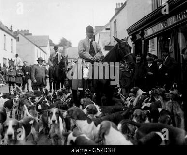 STAGHOUNDS: Sidney Tucker, Huntsman, mit Jagdhunden aus den Staghunden Devon und Somerset während einer Jagd in Dulverton im Jahr 1913. Stockfoto