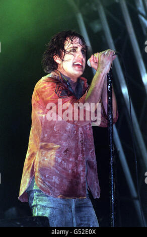 Trent Reznor, Leadsänger der amerikanischen Industrial Rock Band Nine Inch Nails, tritt auf der Bühne des Glastonbury Music Festival 2000 in Pilton, Somerset, auf. Stockfoto