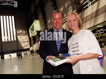 Laura Horwood, 17, die die einmillionste Besucherin der Tate Modern in London wurde, erhält ein Paket kostenloser Geschenke und eine 5-jährige Tate-Mitgliedschaft von Tate-Direktor Lars Nittve. * das gefeierte 134-Millionen-Gebäude in London liegt weit über den Zielen, nachdem zunächst geschätzt wurde, dass nur zwei Millionen Menschen das Gebäude und seine weltbekannten Kunstwerke im ersten Jahr sehen würden. Laura war mit ihren Kommilitonen der Rickmansworth School, Hertfordshire, zu Besuch, als sie von Tate-Direktor Lars Nittve auf dem Weg dorthin angehalten wurde. Stockfoto