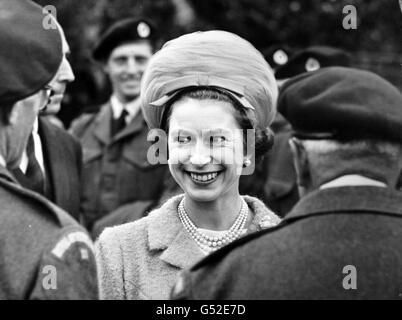 Royalty - Königin Elizabeth II - Royal Air Force Fighter Command, Middlesex Stockfoto