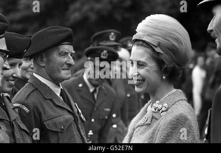 Royalty - Königin Elizabeth II - Royal Air Force Fighter Command, Middlesex Stockfoto