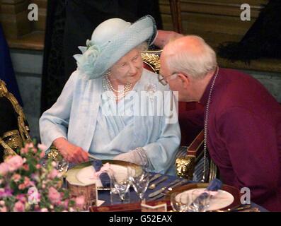 Die Königin Mutter spricht mit dem Erzbischof von Canterbury Dr. George Carey im Guildhall während eines festlichen Mittagessens zu ihren Ehren. Am 4. August 2000 feiert die Königin-Mutter ihren 100. Geburtstag. Stockfoto