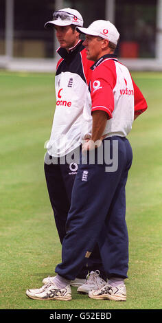 Vor dem zweiten Testspiel gegen West Indies am Donnerstag auf dem Lord's Cricket Ground in London chattet der englische Stand-in-Skipper Alec Stewart (r) mit dem Schlagmann Michael Vaughan. Stockfoto