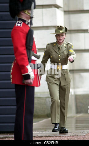 Bernadette Taylor inspiziert einen Wachposten am Buckingham Palace. Vier Frauen der Australischen Föderationsgarde waren Teil eines 150-köpfigen Kontingents australischer Soldaten, das zum ersten Mal die Wache der Königin aufnahm. * Es ist das erste Mal in der Geschichte der Haushaltsabteilung, dass Frauen Wachdienst übernommen haben. Die heutige Zeremonie fällt mit der Australia Week zusammen, die zum 100. Jahrestag der Teilnahme Australiens an der Commonwealth-Gemeinschaft ansteht. Es ist das erste Mal seit 12 Jahren, dass australische Soldaten den Buckingham Palace und den St. James's Palace beschützen. Stockfoto