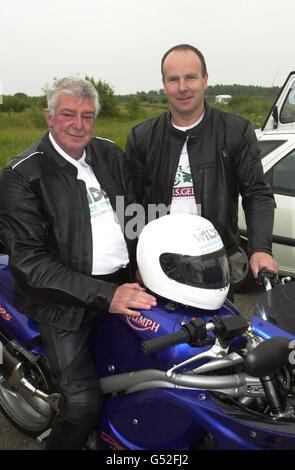 Der blinde Gordon Wilson, 67, (L) aus Hastings, mit seinem Co-Piloten Trevor Gedge, bevor er versuchte, auf seinem unmodifizierten Triumph Daytonas 595 solo 100 mph zu erreichen. Wilson versuchte den Rekord auf der ehemaligen RAF-Basis in Elvington. * North Yorkshire. Wilson verlor 1999 aufgrund eines medizinischen Zustands sein Augenlicht. Er hofft, bis zu 10,000 für den NSPCC aufzubringen. Wilson wird von seinem Freund Trevor Gedge auf einem Begleitfahrrad geführt und sie nutzen eine Fahrer-zu-Fahrer-Sprechanlage, um in Kontakt zu bleiben. Stockfoto