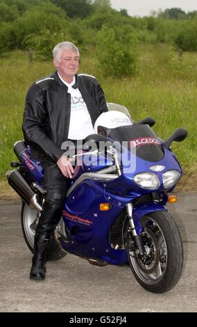 Blind Gordon Wilson, 67, aus Hastings, East Sussex, vor seinem Versuch, 100 mph solo auf seinem unmodifizierten Triumph Daytona 595 zu erreichen. Wilson, der 1999 aufgrund eines medizinischen Zustandes sein Augenlicht verlor, versuchte die Aufzeichnung in der ehemaligen RAF-Basis in Elvington. * North Yorkshire. Er hofft, bis zu 10,000 für den NSPCC aufzubringen. Wilson wird von seinem Freund Trevor Gedge auf einem begleitenden Fahrrad geführt und sie nutzen eine Fahrer-zu-Fahrer-Sprechanlage, um in Kontakt zu bleiben. Stockfoto