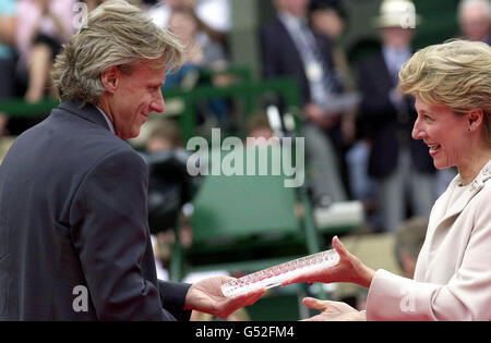 Während der Champions Parade in Wimbledon erhält der ehemalige Wimbledon-Champion Bjorn Borg seine Waterford-Kristallplatte von seiner Königlichen Hoheit, der Herzogin von Gloucester. Stockfoto