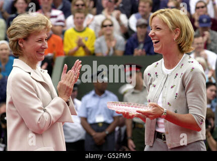 KEINE KOMMERZIELLE NUTZUNG: Der ehemalige Wimbledon-Champion Chris Evert (rechts) erhält ihre Waterford Crystal-Platte von HRH, der Herzogin von Gloucester, während der Champions Parade in Wimbledon. Stockfoto