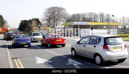 An der Morrisons-Tankstelle in Belle Vale, Liverpool, stehen Menschen Schlange, um Benzin zu kaufen, denn Premierminister David Cameron wird heute den Vorsitz bei einem Treffen von Ministern aus aller Regierungsebene führen, um über den drohenden Streik von Tankwagenfahrern zu diskutieren. Stockfoto