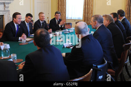 Premierminister David Cameron leitet ein Treffen mit IOC-Präsident Jack Rogge, IOC-Mitgliedern, IPC-Mitgliedern und LOCOG-Vertretern im Kabinettsaal in der Downing Street 10 in London. Stockfoto