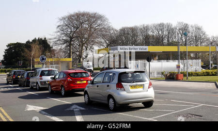 An der Morrisons-Tankstelle in Belle Vale, Liverpool, stehen Menschen Schlange, um Benzin zu kaufen, denn Premierminister David Cameron wird heute den Vorsitz bei einem Treffen von Ministern aus aller Regierungsebene führen, um über den drohenden Streik von Tankwagenfahrern zu diskutieren. Stockfoto