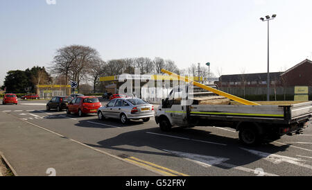 An der Morrisons-Tankstelle in Belle Vale, Liverpool, stehen Menschen Schlange, um Benzin zu kaufen, denn Premierminister David Cameron wird heute den Vorsitz bei einem Treffen von Ministern aus aller Regierungsebene führen, um über den drohenden Streik von Tankwagenfahrern zu diskutieren. Stockfoto