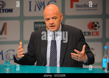 Soccerex - Europäisches Forum 2012 - Erster Tag - Manchester Central. UEFA-Generalsekretär Gianni Infantino spricht mit den Delegierten über die Zentralisierung der Medienrechte Stockfoto
