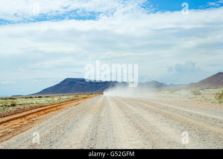 Namibia, Hardap, Namib - Naukluft-Park, Auto wirbelt Staub einer unbefestigten Straße, auf der Fahrt nach Solitaire von Sesriem Stockfoto