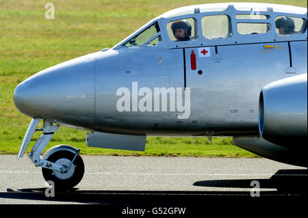 Pilot Dan Griffith (links) im Cockpit des Gloster Meteor T7 des Classic Aircraft Trust am Flughafen Coventry. Die Meteor ist Großbritanniens ältestes flugfähiges Düsenflugzeug, das 1949 gebaut wurde, und das einzige fliegende Meteor in Großbritannien. Stockfoto