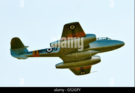 Gloster Meteor T7 des Classic Aircraft Trust während eines Fluges am Coventry Airport. Die Meteor ist Großbritanniens ältestes flugfähiges Düsenflugzeug, das 1949 gebaut wurde, und das einzige fliegende Meteor in Großbritannien. Stockfoto