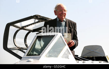 Kapitän Hal Taylor, 82, ehemaliger Meteor-Pilot im Cockpit des Gloster Meteor T7 des Classic Aircraft Trust am Flughafen Coventry. Die Meteor ist Großbritanniens ältestes flugfähiges Düsenflugzeug, das 1949 gebaut wurde, und das einzige fliegende Meteor in Großbritannien. Stockfoto